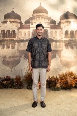 Meutia Shirt Men in Charcoal Black