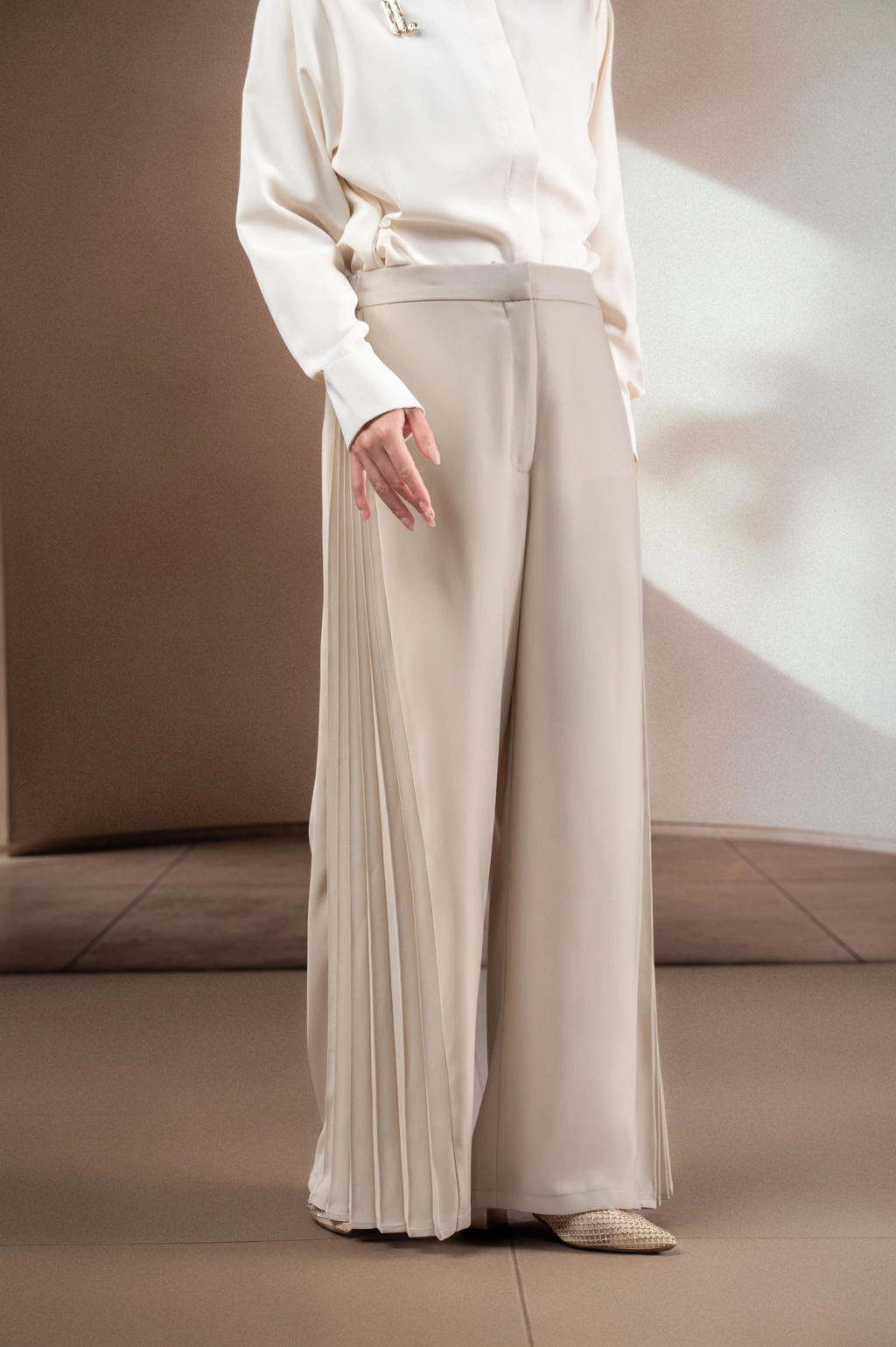 CELANA BERLIPAT ELOK PALEM